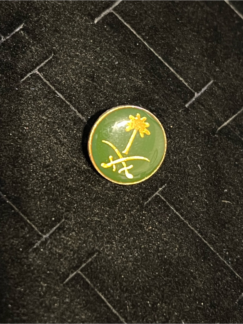 Gold toned Saudi Arabia Palm & Swords Enamel Pin - Green